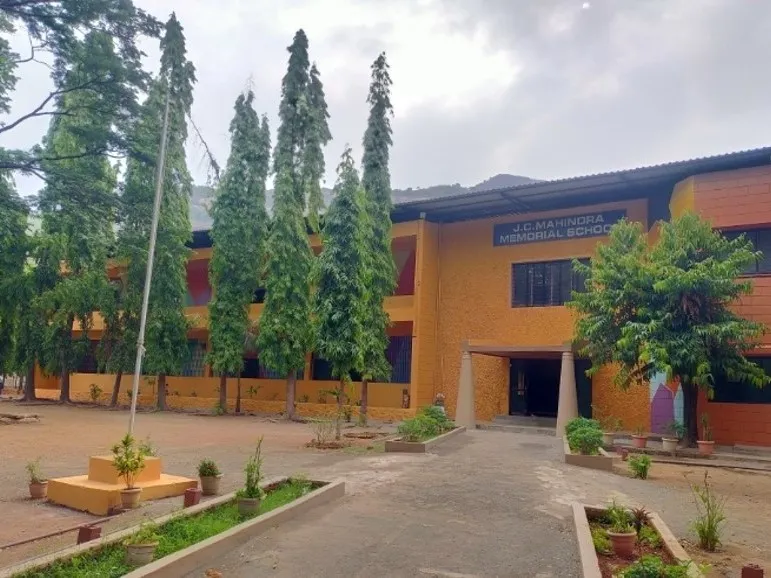 jcmmschool Building entrance